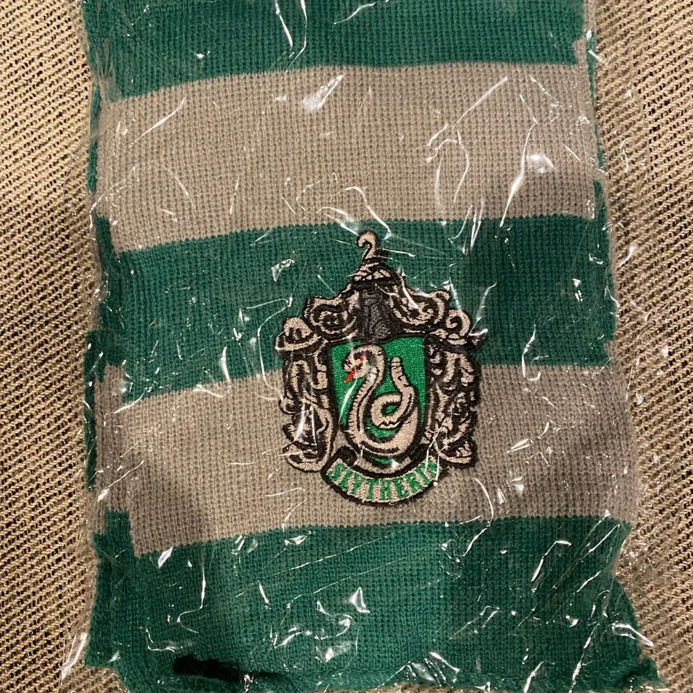 Harry Potter Slytherin Scarf - Picture 1 of 6